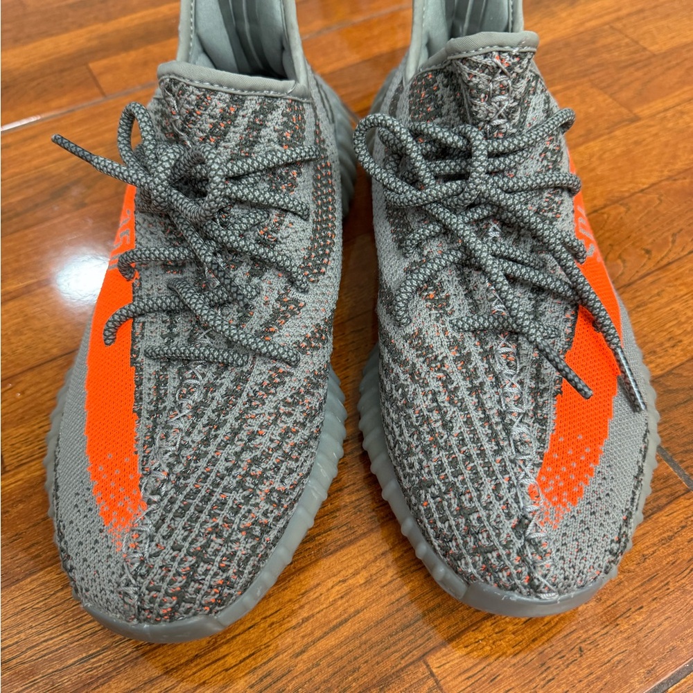 adidas Yeezy boost 350 V2
steeple gray/ beluga/solar red